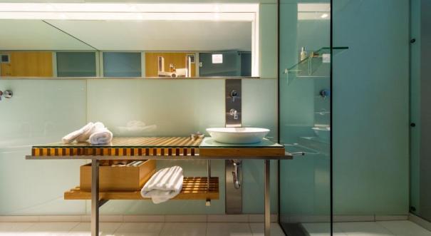 The Henry Jones Art Hotel Bad